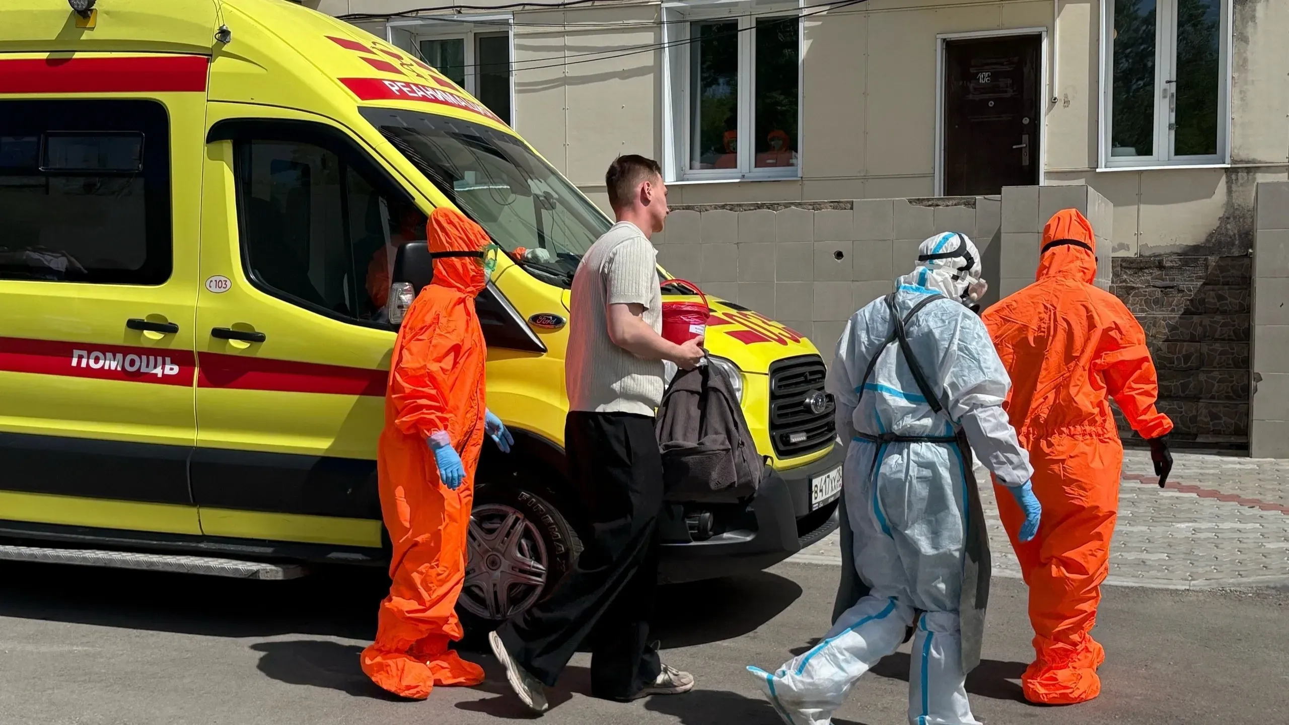 Students and staff of Amur State Medical Academy participating in interdepartmental cholera response training exercises