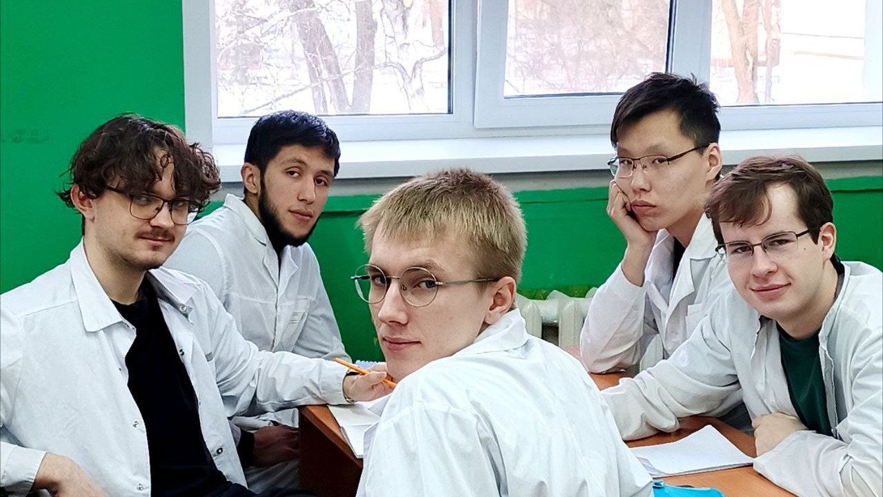 Fourth-year students fought in an intellectual duel