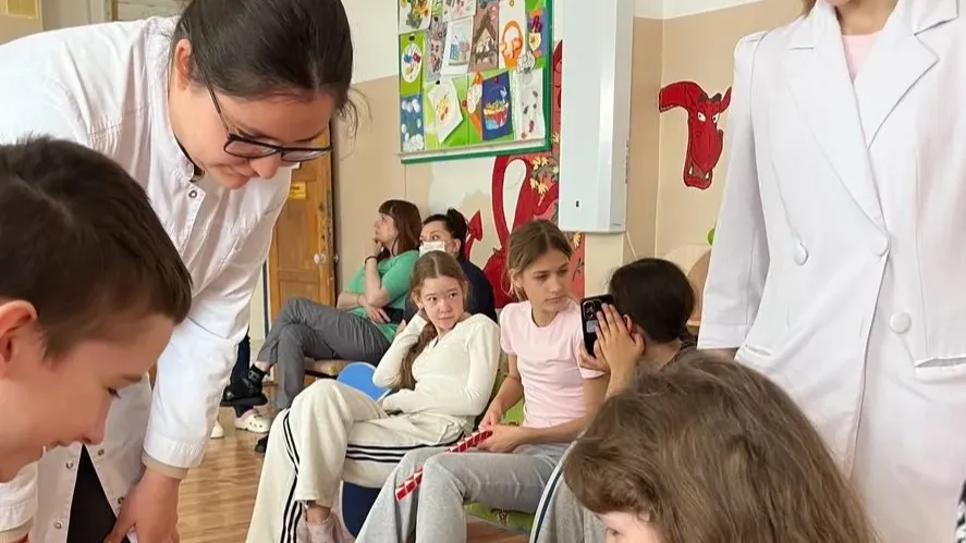 students of the Amur State Medical Academy told schoolchildren of Blagoveshchensk about the profession of a doctor