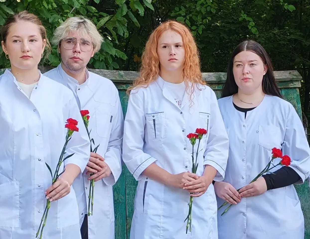 Amur Medical Academy students at wartime doctors monument