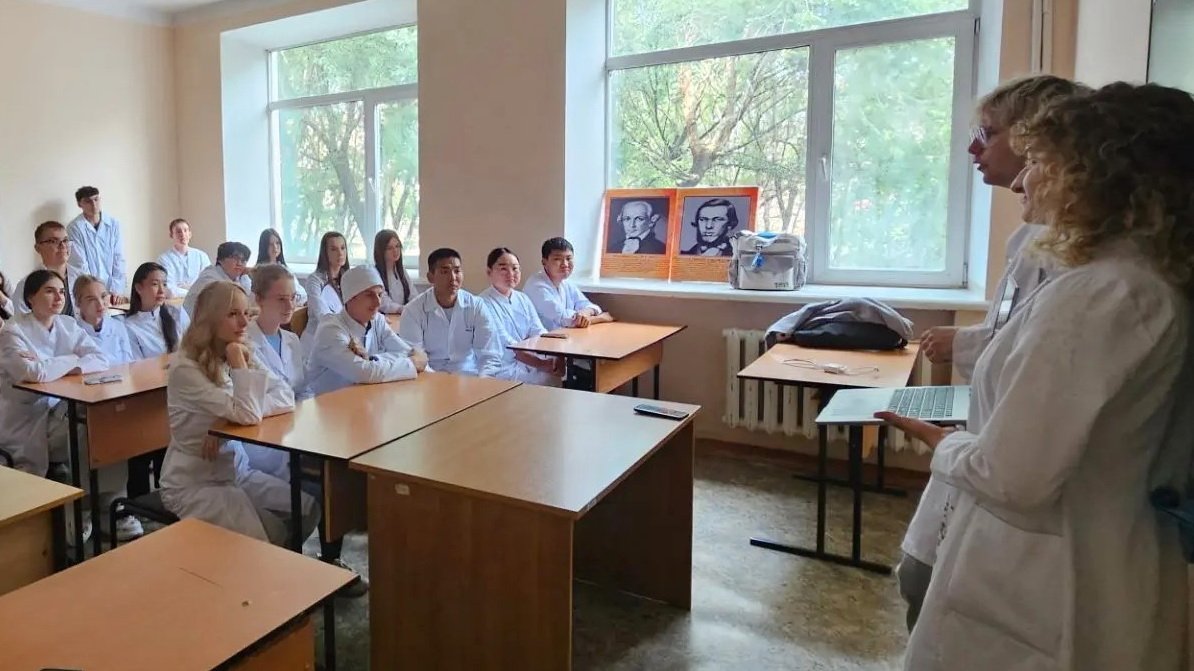 First-year students discussing medical studies with senior students