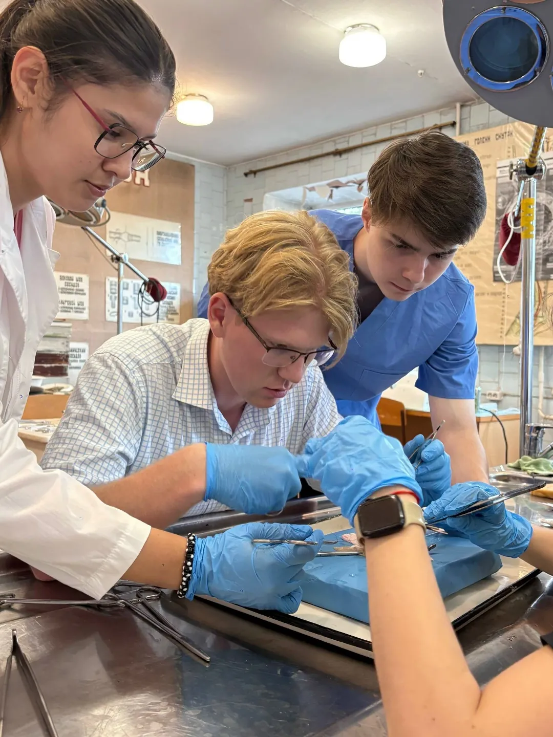 Students participating in abdominal surgery practical training